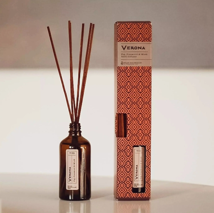 VERONA_17_33_Fig_Pinewood_Musk_Naturalny_Dyfuzor_Rattanowy_-_Kolekcja_Travels_JF_Pisarczyk_1925.webp