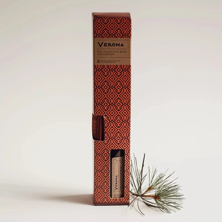 VERONA-17-33-Fig-Pinewood-Musk-Naturalny-Dyfuzor-Rattanowy-Kolekcja-Travels-JF-Pisarczyk-1925-5765.webp