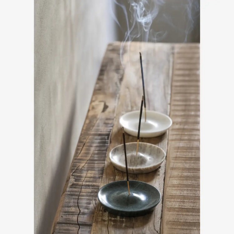 Okrągła marmurowa podstawka na kadzidełka Madam Stoltz_3.webp